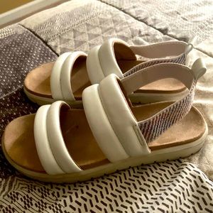 Girls size 13 white sandals.